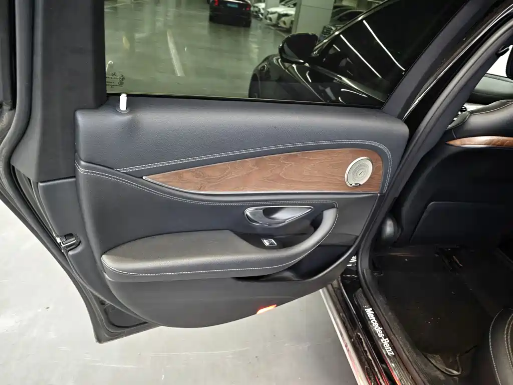 Mercedes-Benz E-Class — миниатюра 9