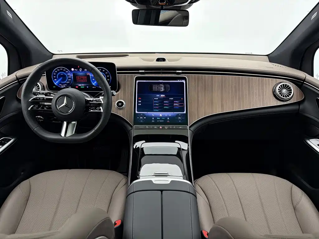 Mercedes-Benz EQE SUV — миниатюра 12