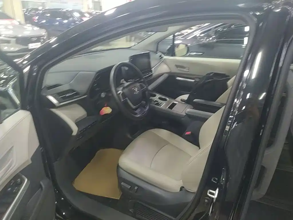 Toyota Sienna — миниатюра 16