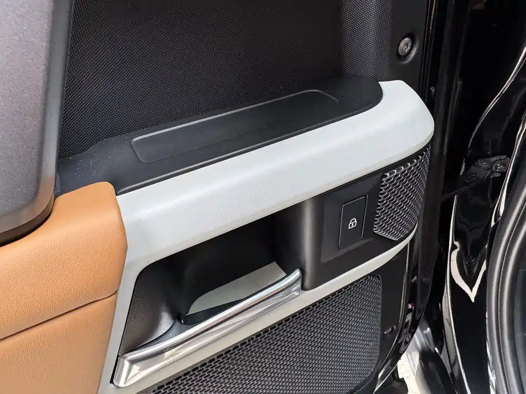 Land Rover Defender — миниатюра 29