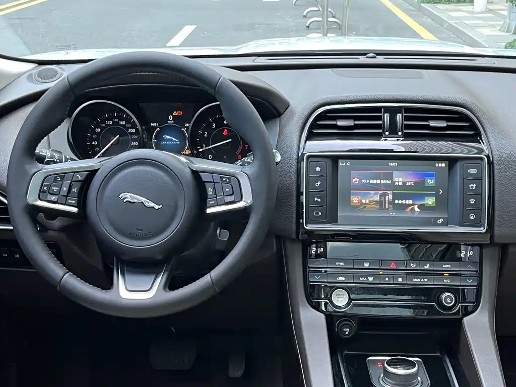 Jaguar F-PACE — миниатюра 11
