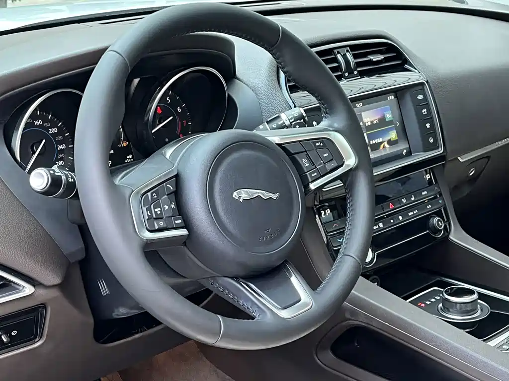 Jaguar F-PACE — миниатюра 17