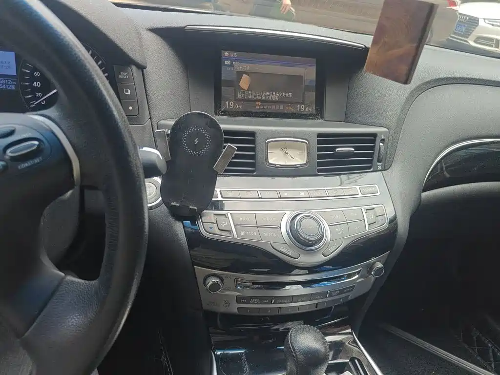 Infiniti Q70 — миниатюра 6
