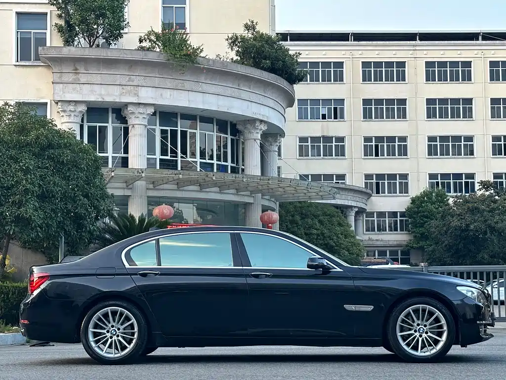 BMW 7 Series — миниатюра 8