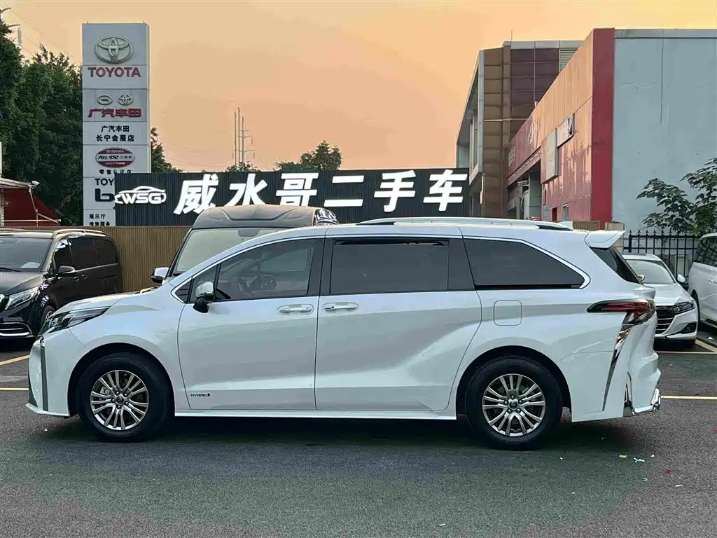 Toyota Sienna — миниатюра 4