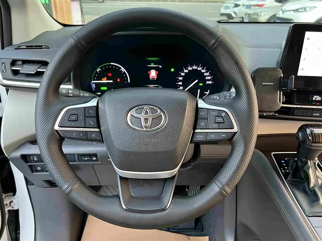 Toyota Sienna — миниатюра 14