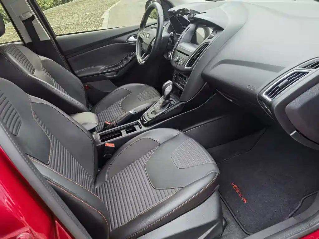 Ford Focus 2017 EcoBoost 180 AT Elite