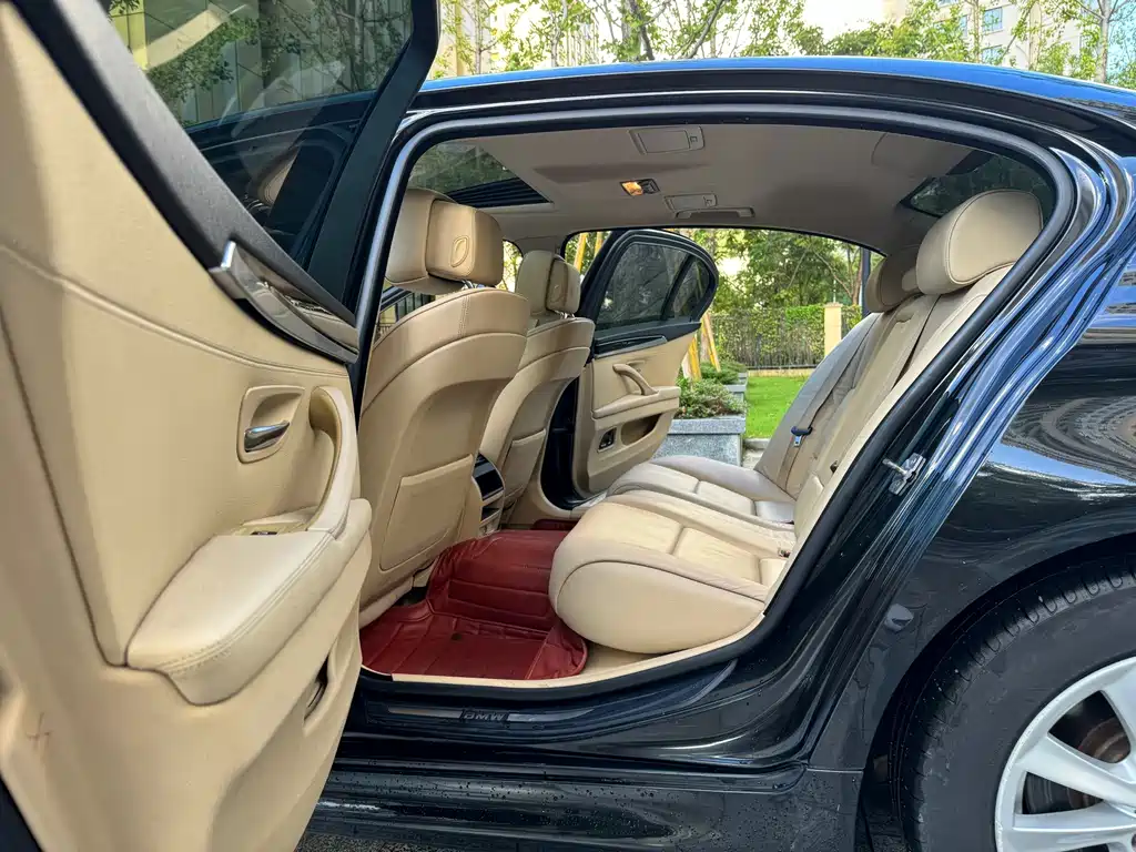 BMW 5 Series — миниатюра 11