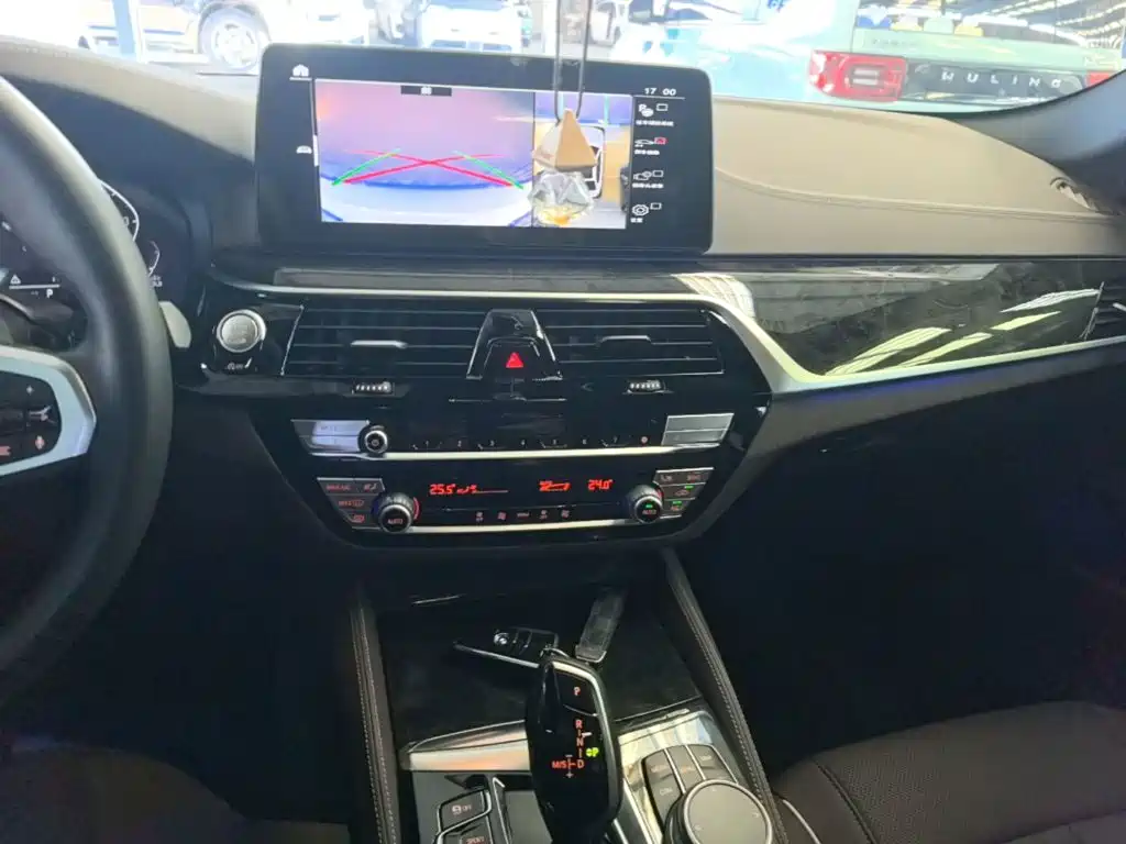 BMW 5 Series — миниатюра 13