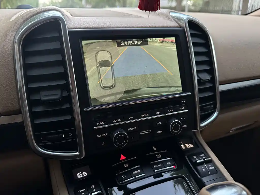 Porsche Cayenne — миниатюра 15