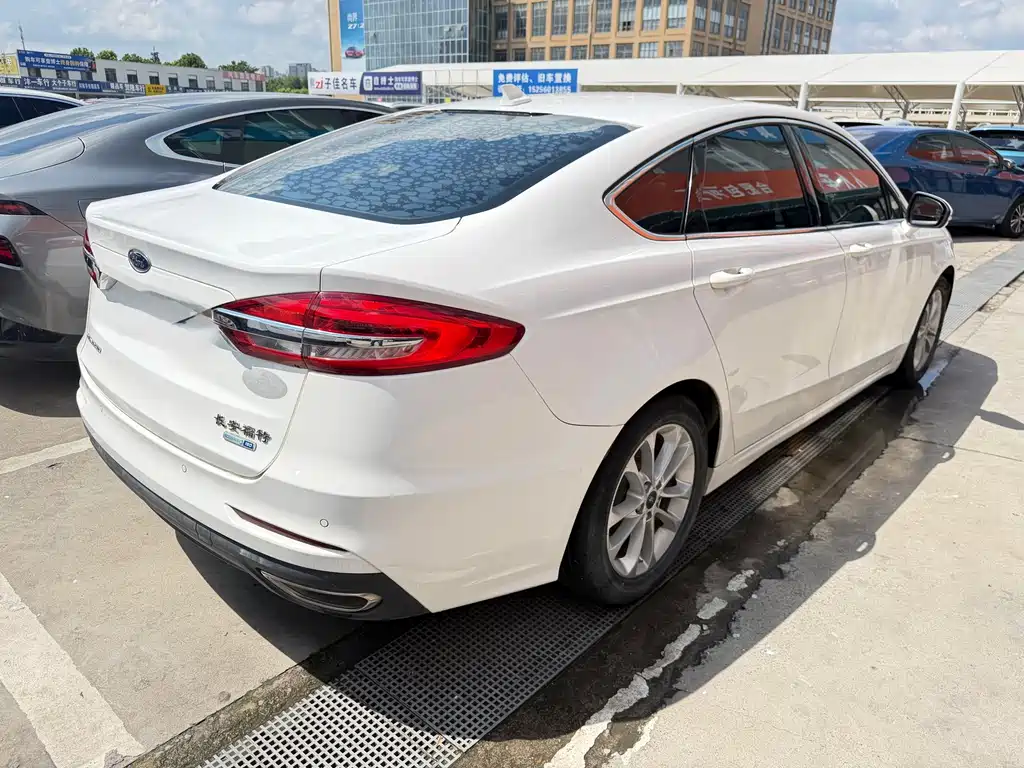 Ford Mondeo — миниатюра 6