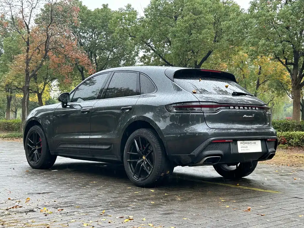 PORSCHE MACAN
