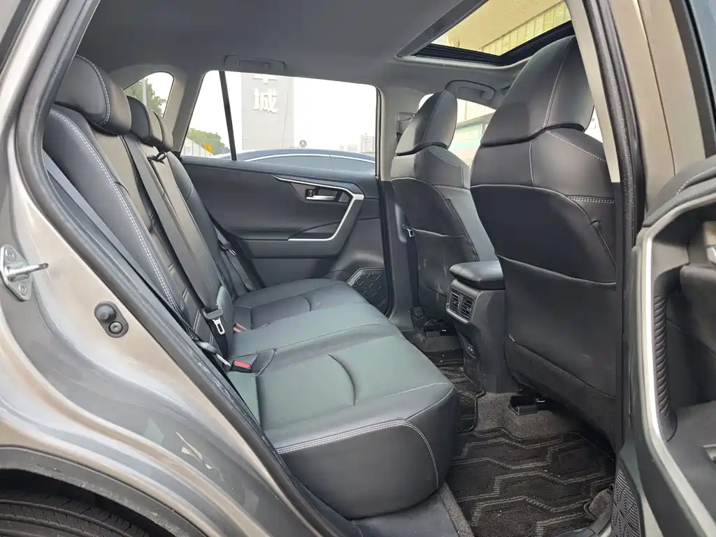 Toyota RAV4 — миниатюра 9