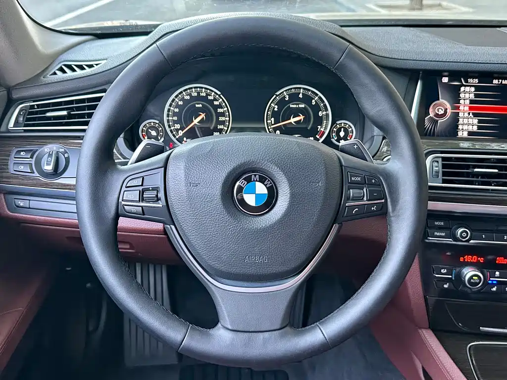 BMW 7 Series — миниатюра 10