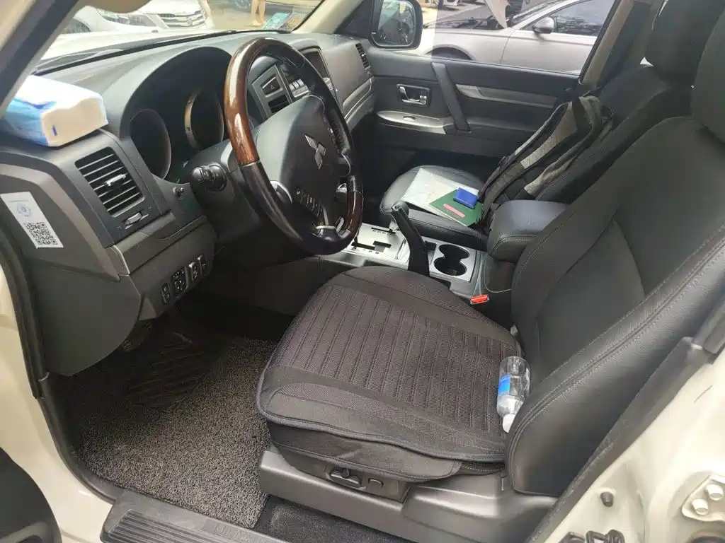 Mitsubishi Pajero (Import) — миниатюра 8