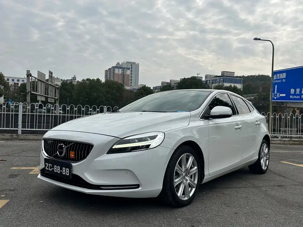 VOLVO V40