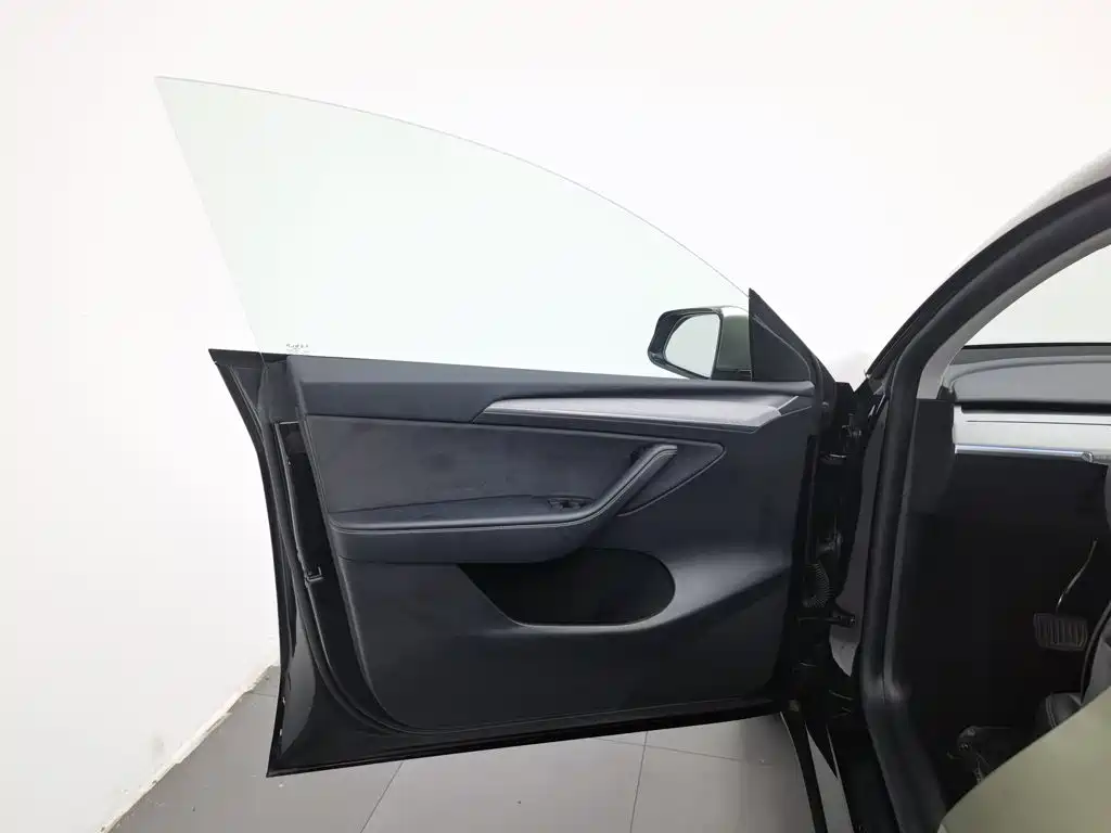 Tesla Model Y — миниатюра 8