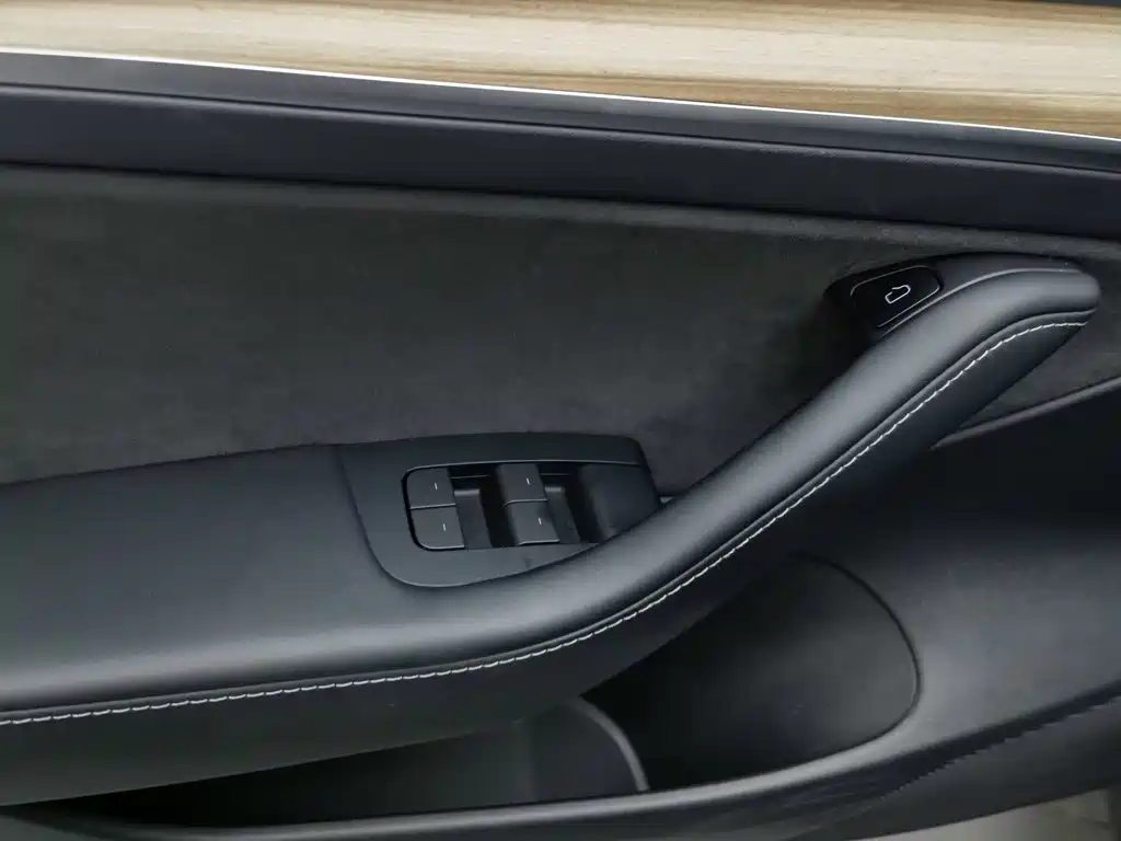 Tesla Model 3 — миниатюра 9