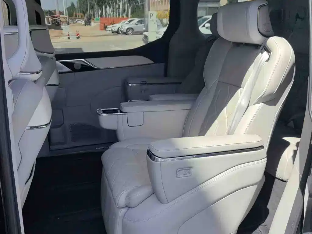 Volvo EM90 2025 Ultra мест