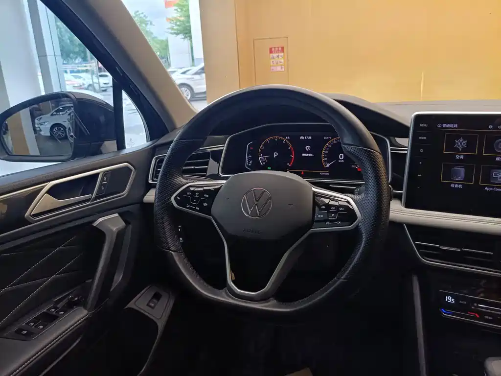 Volkswagen Tiguan L — миниатюра 14