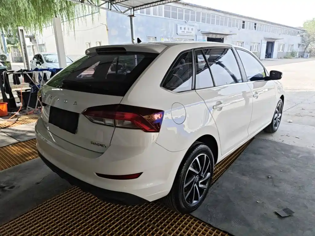 Skoda Rapid Spaceback — миниатюра 7