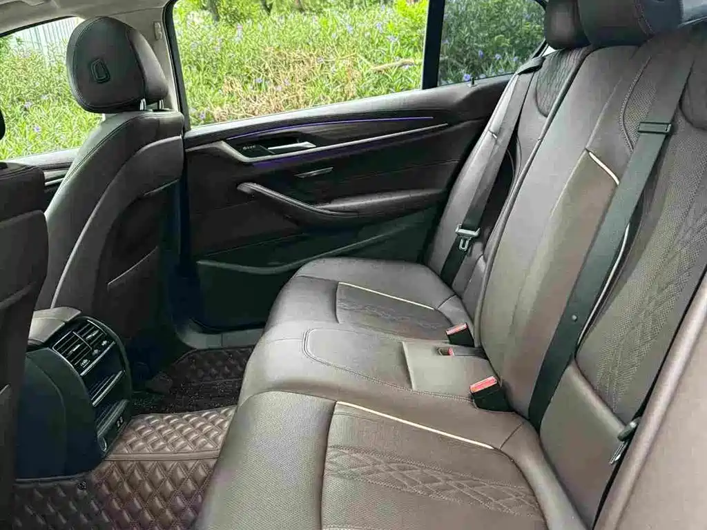 BMW 5 Series — миниатюра 10