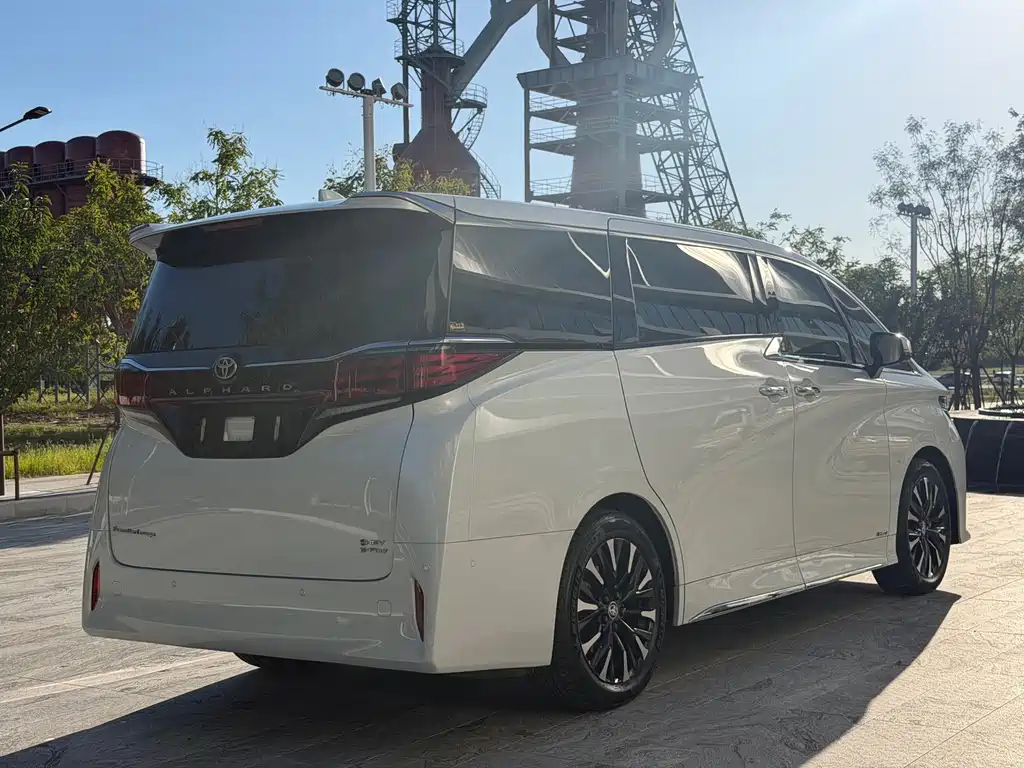 Toyota Alphard — миниатюра 5