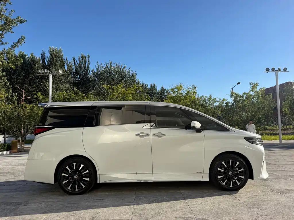 Toyota Alphard — миниатюра 4