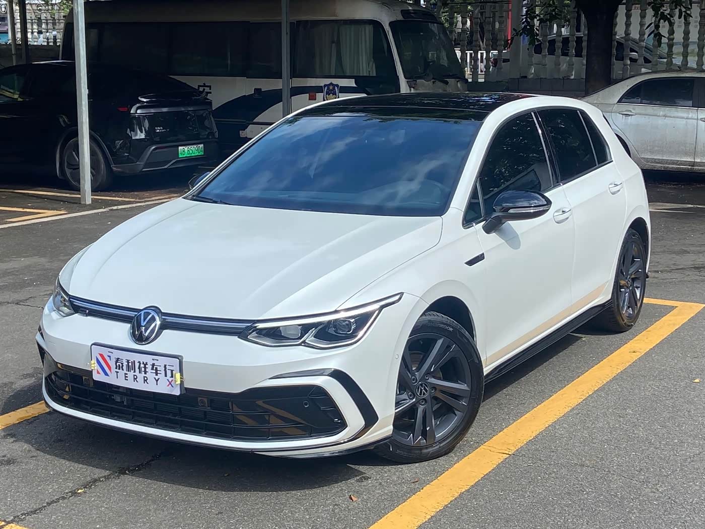 Volkswagen Golf 1.4 л 2023 г. Белый, пробег 7000 км