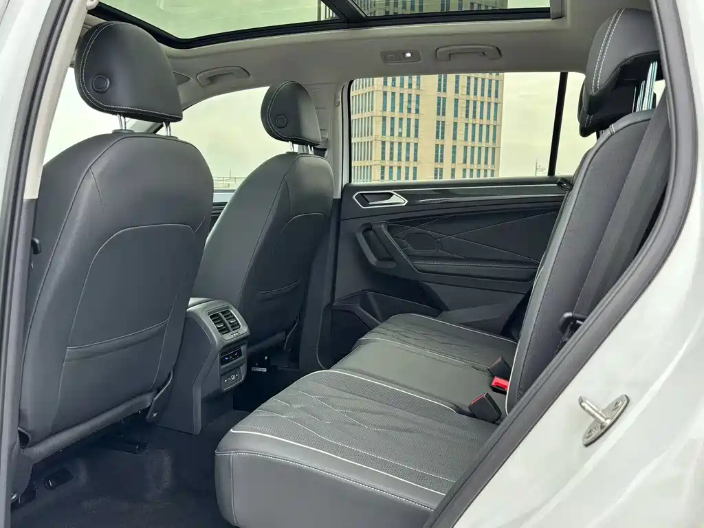 Volkswagen Tiguan L PHEV — миниатюра 6