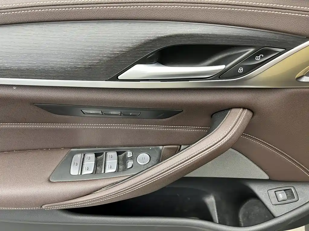 BMW 5 Series — миниатюра 18