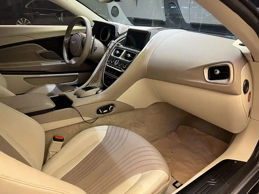 Aston Martin DB11 — миниатюра 31