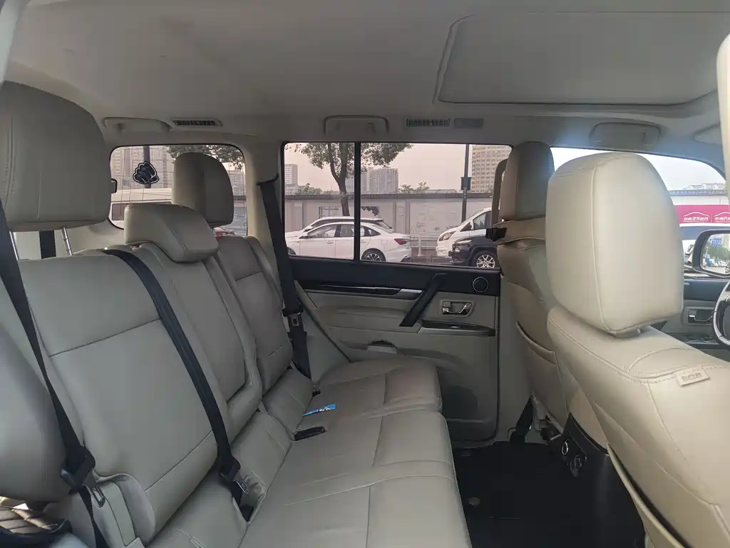 Mitsubishi Pajero (Import) — миниатюра 9