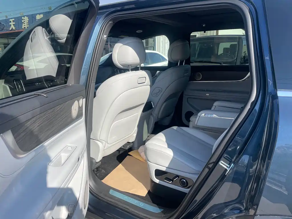 AITO ASK THE WORLD M9