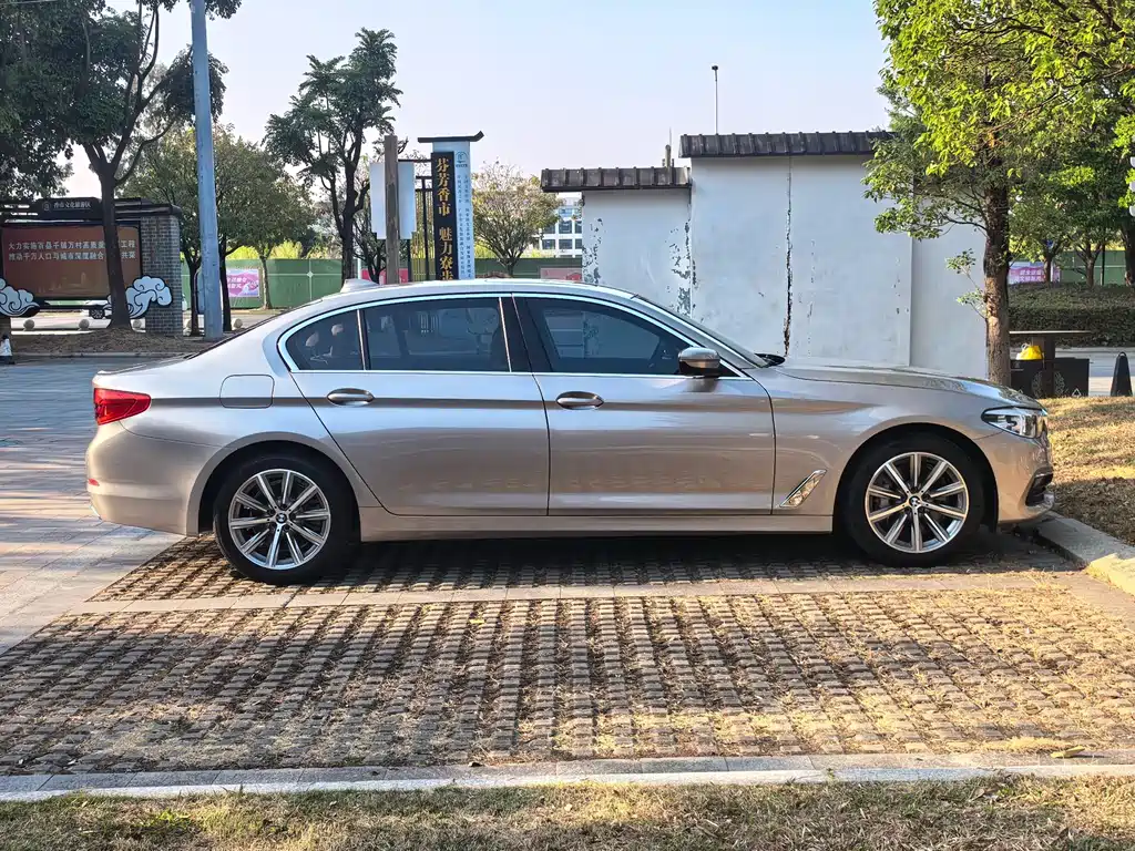 BMW 5 SERIES
