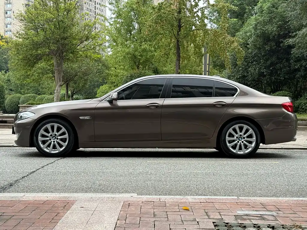 BMW 5 Series — миниатюра 7