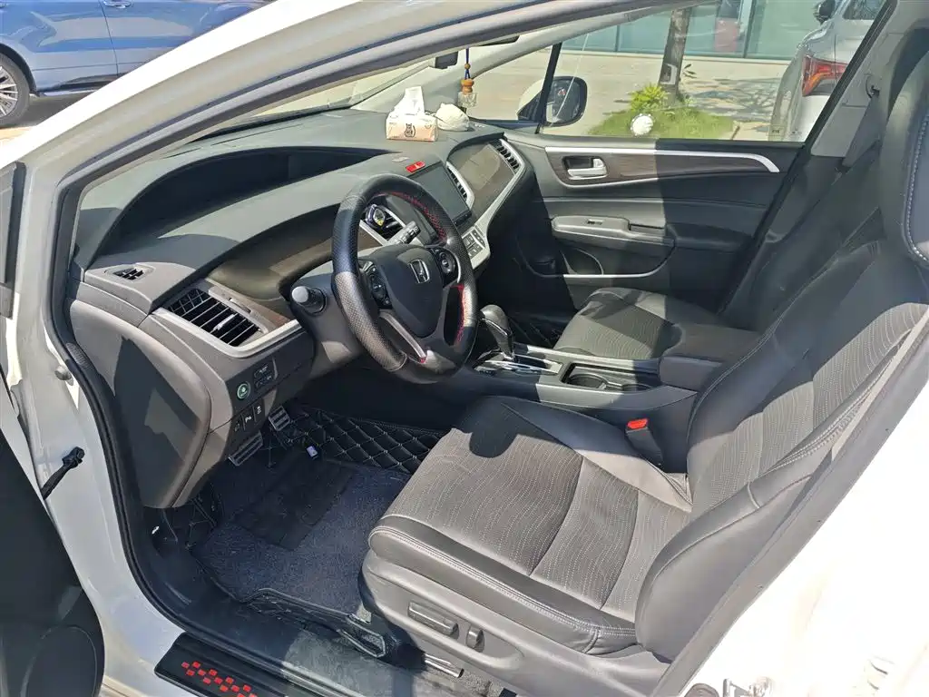 Honda Jade 2016 1.8L CVT Luxury 5 мест