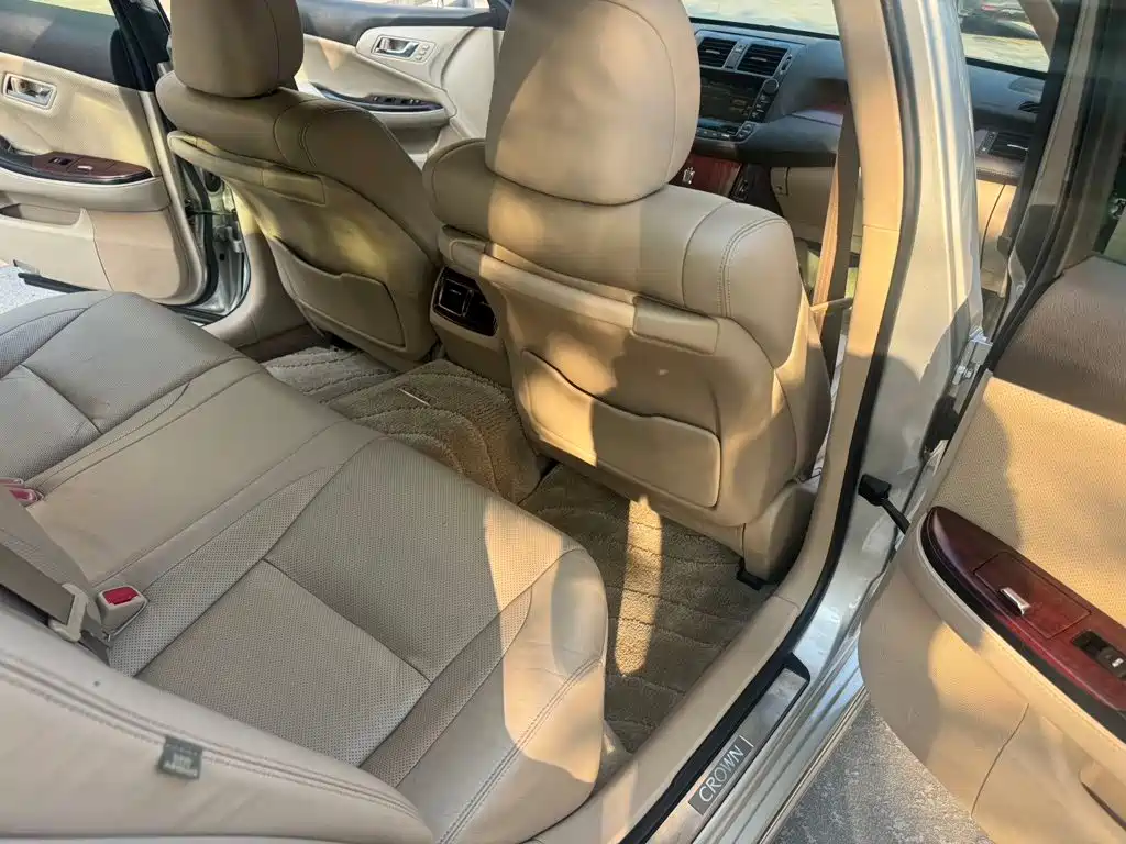 Toyota Crown — миниатюра 7