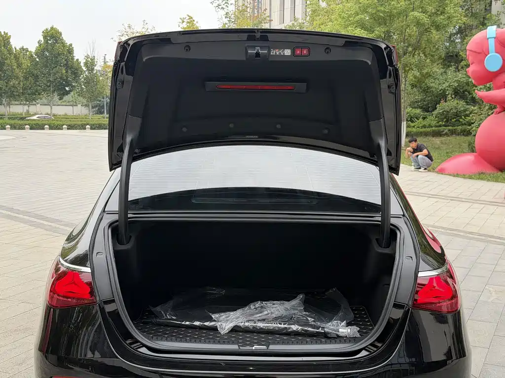 Mercedes-Benz E-Class — миниатюра 18