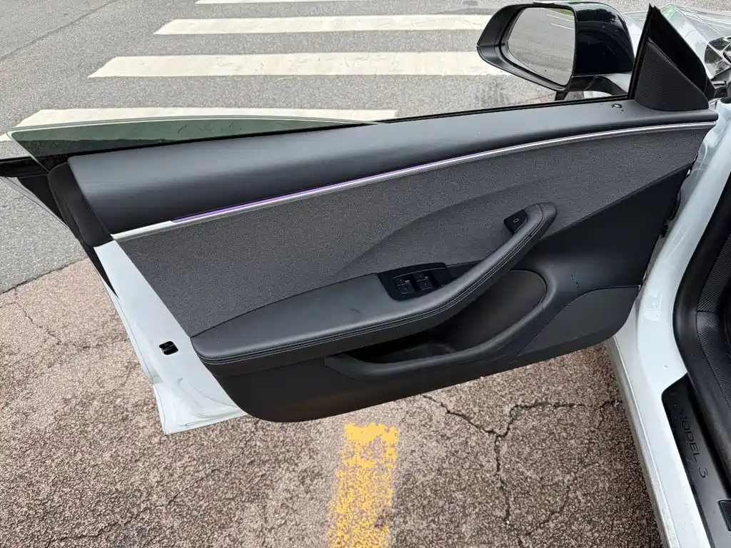 Tesla Model 3 — миниатюра 6