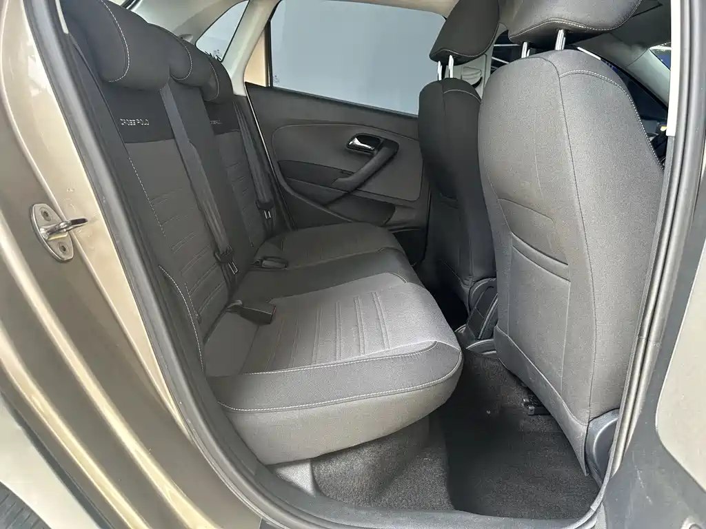 Volkswagen Polo 2014 1.6L Cross Polo AT