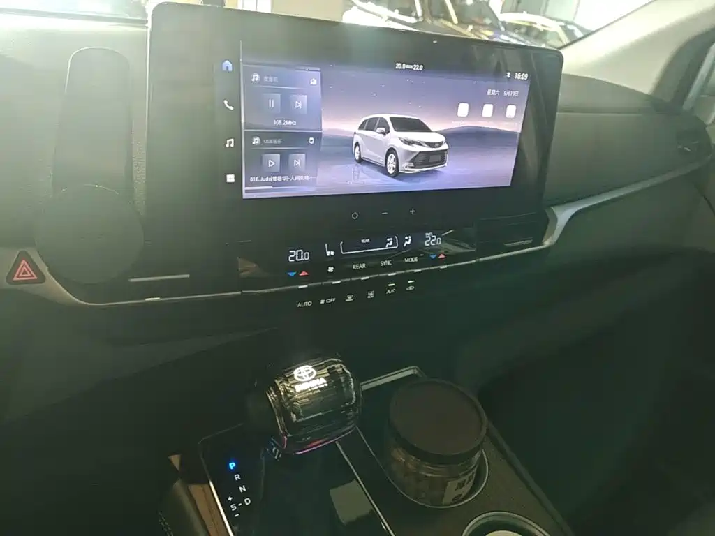 Toyota Sienna — миниатюра 13