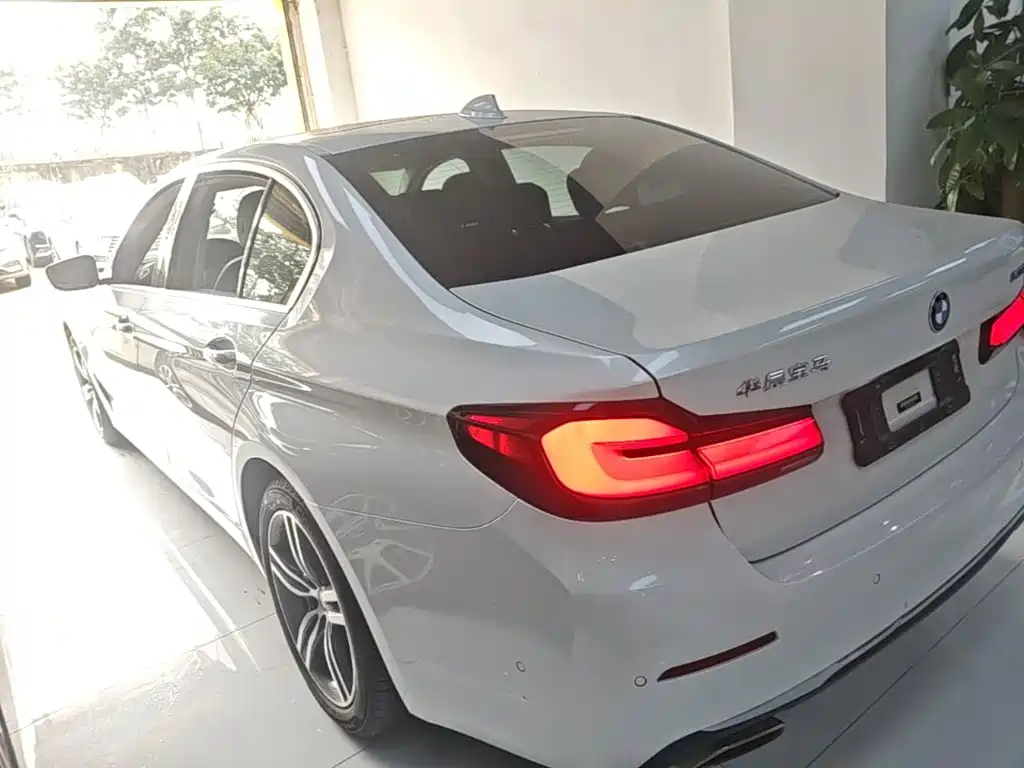 BMW 5 Series — миниатюра 5