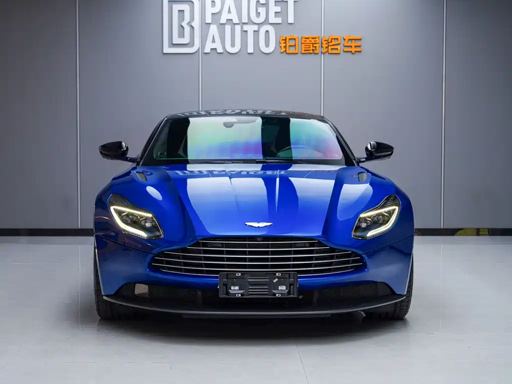 Aston Martin DB11 2024