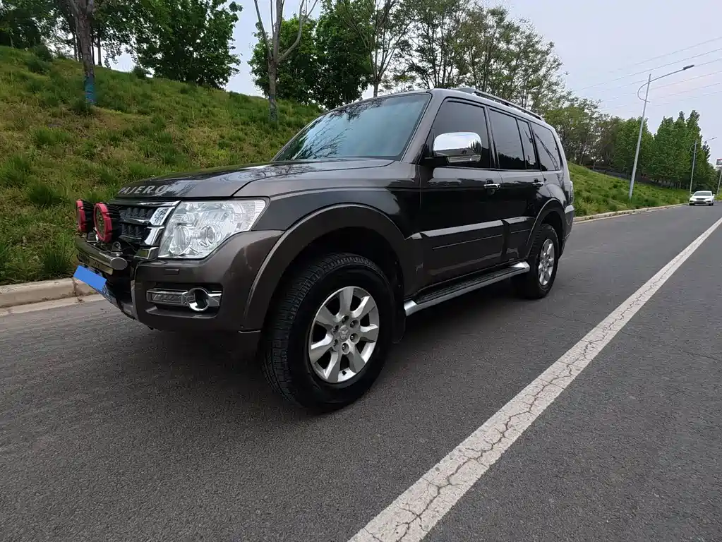 Mitsubishi Pajero (Import) 2015