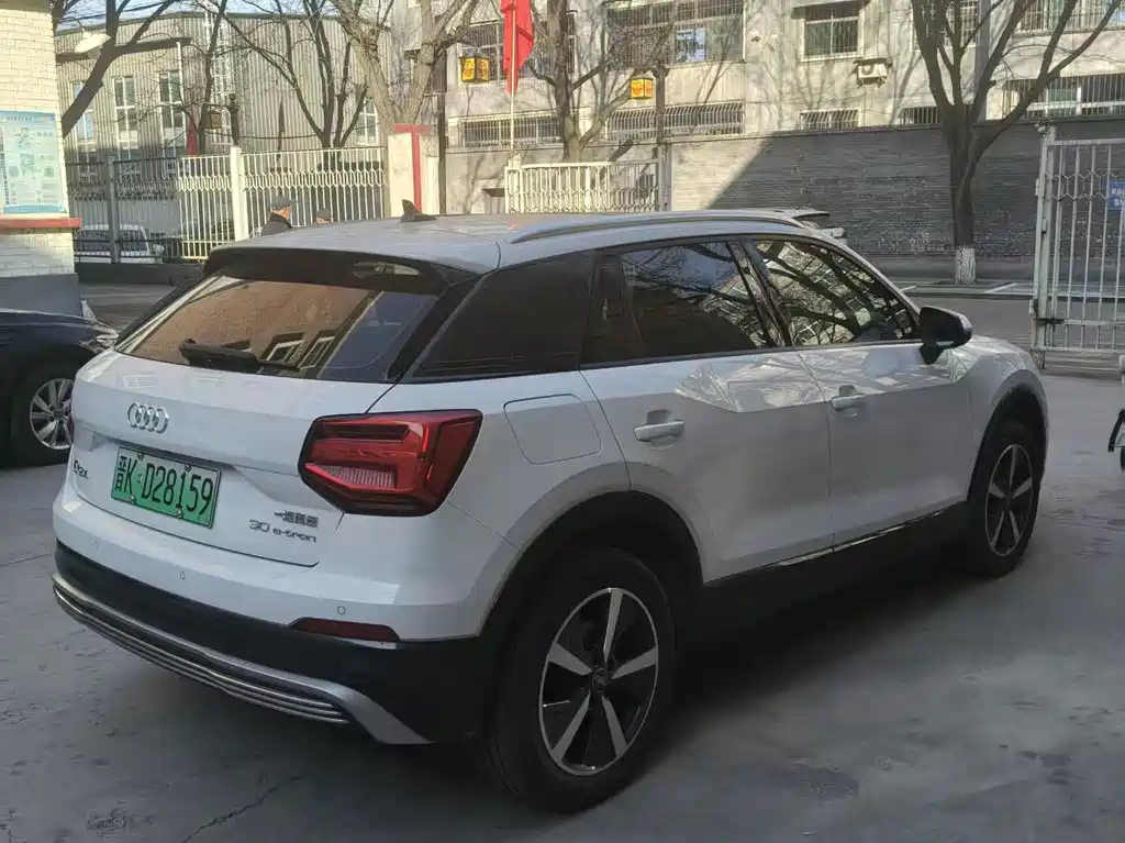 Audi Q2L e-tron — миниатюра 3