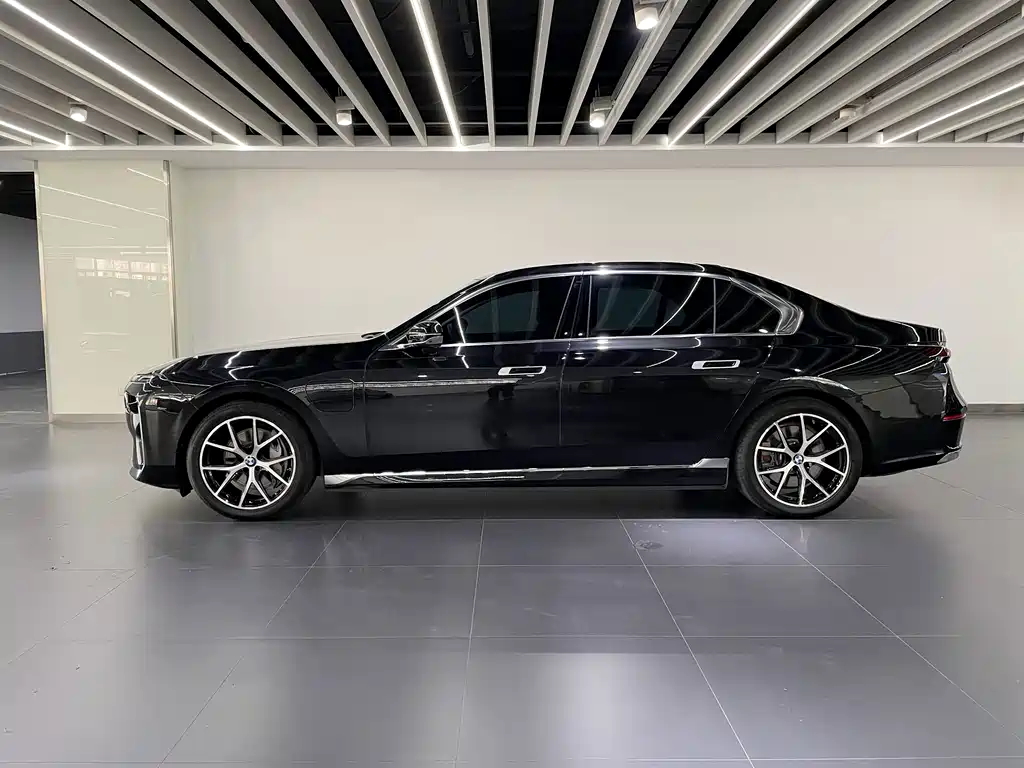 BMW i7 — миниатюра 4