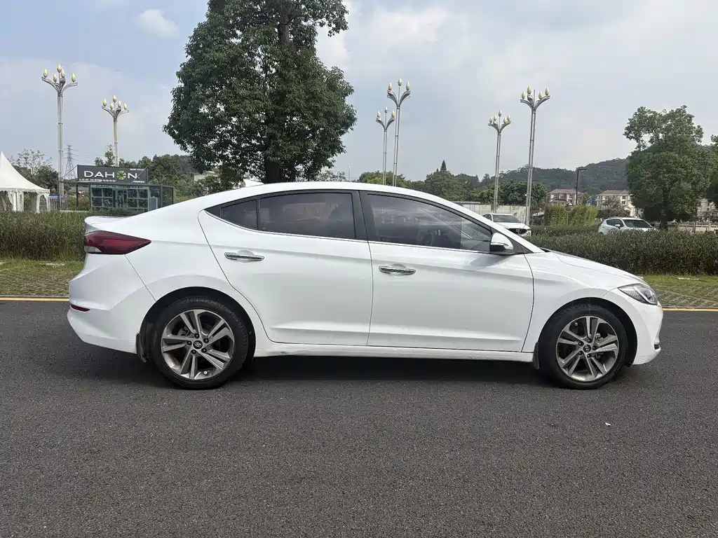 Hyundai Elantra — миниатюра 8