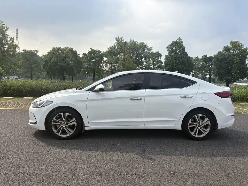 Hyundai Elantra — миниатюра 6