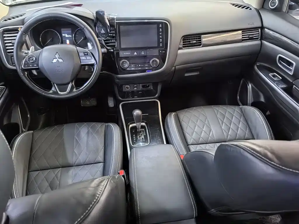 MITSUBISHI OUTLANDER